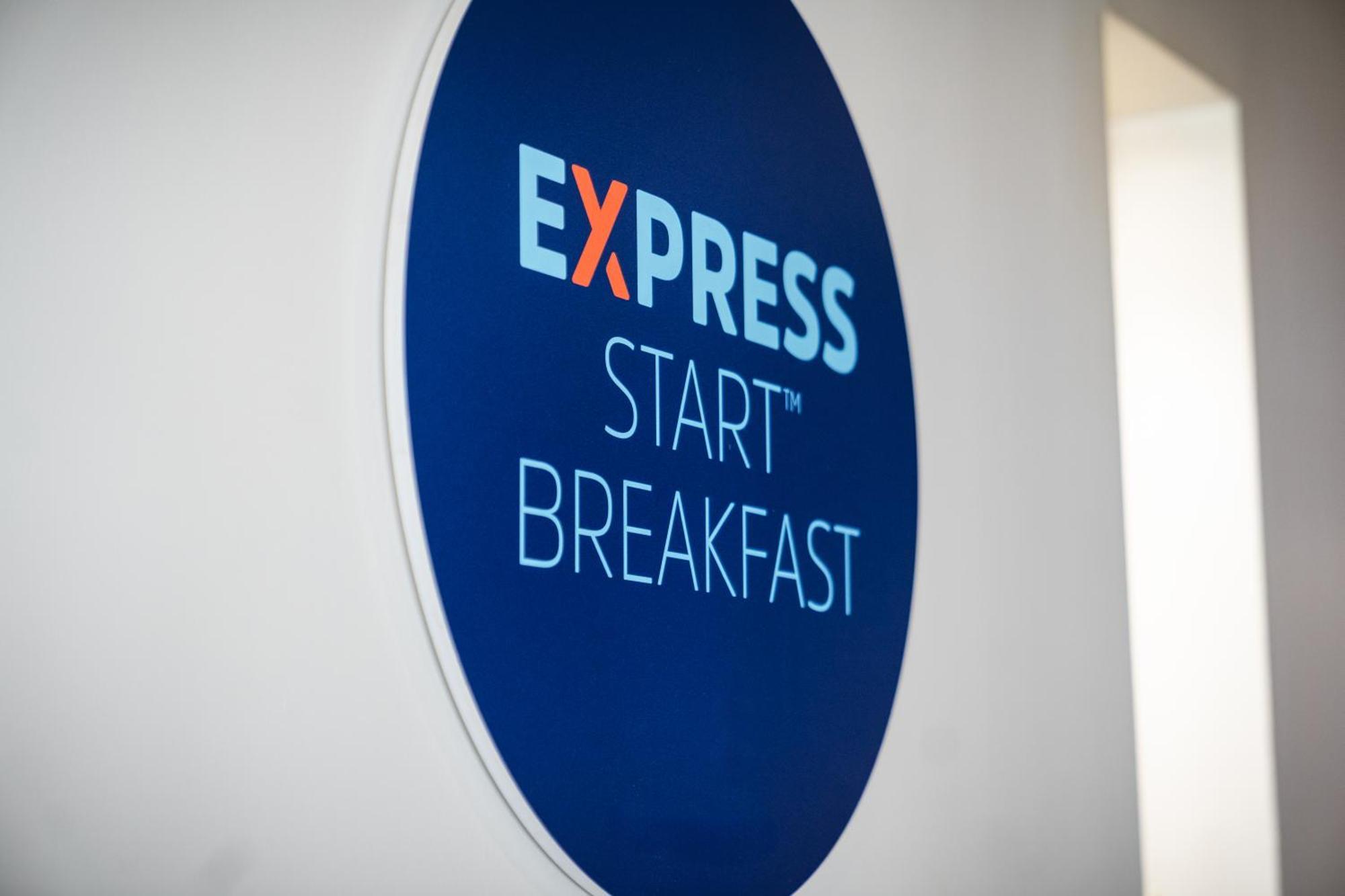 Holiday Inn Express Cambridge Duxford M11 Jct 10 By Ihg Exterior photo