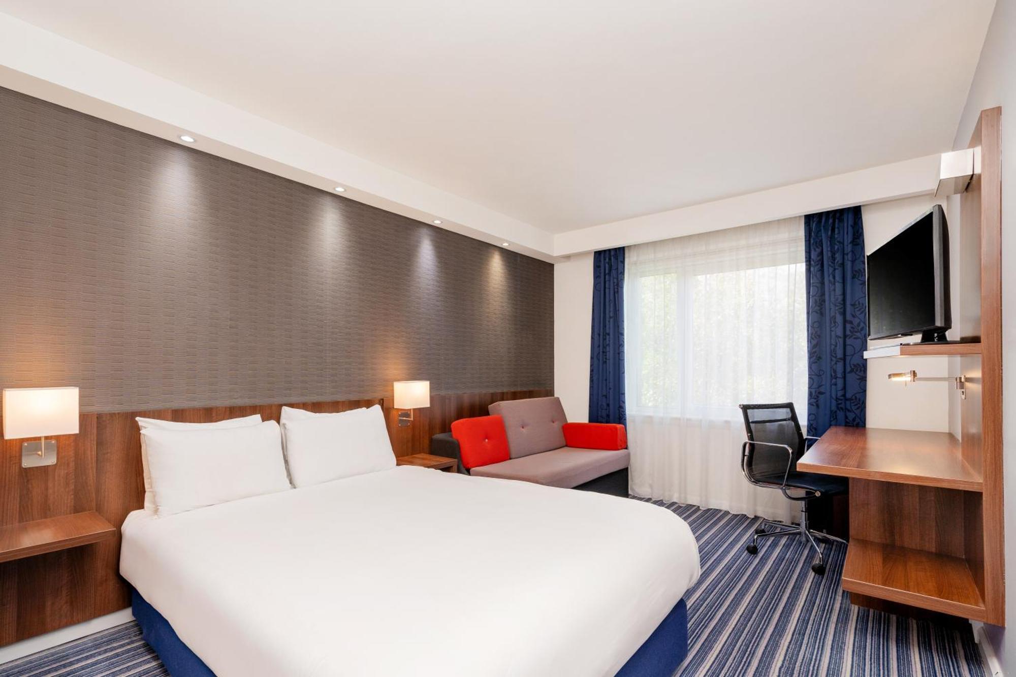 Holiday Inn Express Cambridge Duxford M11 Jct 10 By Ihg Exterior photo