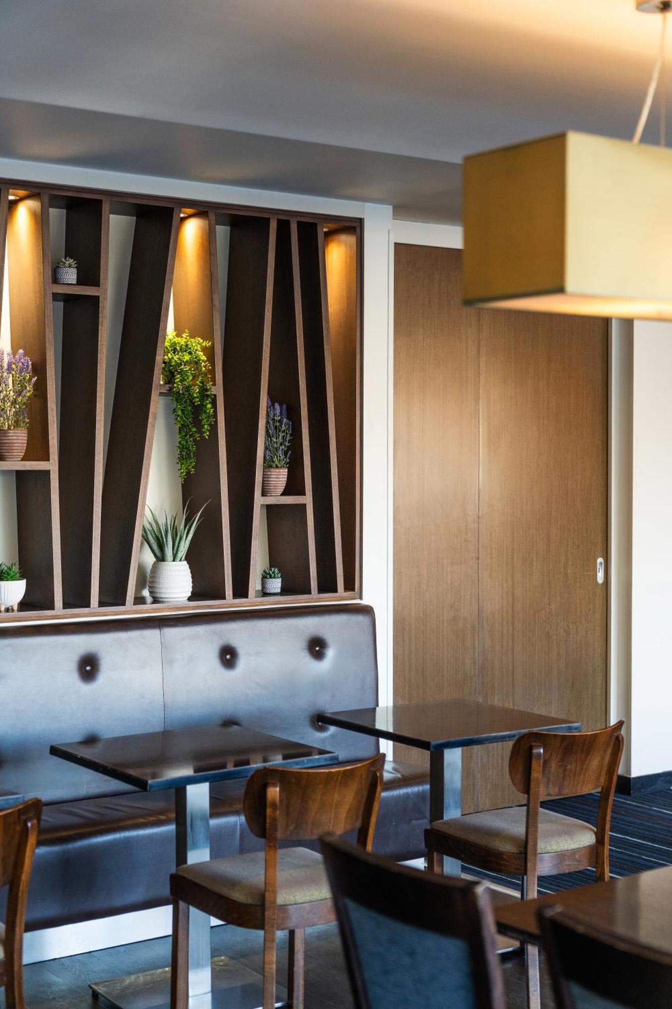 Holiday Inn Express Cambridge Duxford M11 Jct 10 By Ihg Exterior photo
